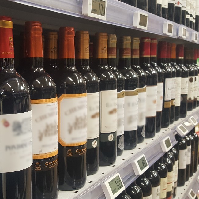 French wine exports are decreasing